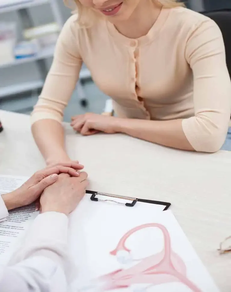 jinekoloji ile ilgili hastaya bilgi veren doktor