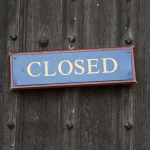 kapalı kızlık zarı sayfası (hymen imperforatus) üzerinde closed yazan kapalı bir kapı